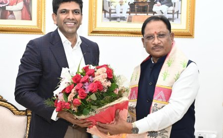 मुख्यमंत्री से मिले केंद्रीय संचार राज्य मंत्री डॉ. चन्द्रशेखर पेम्मासानी  - केन्द्र एवं राज्य की योजनाओं सहित माओवाद प्रभावित इलाकों पर हुई चर्चा  