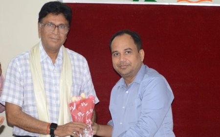 39 वर्षों की निष्ठापूर्ण सेवा के बाद सेवानिवृत्त हुए डॉ. शर्मा, कलेक्टर ने किया सम्मानित