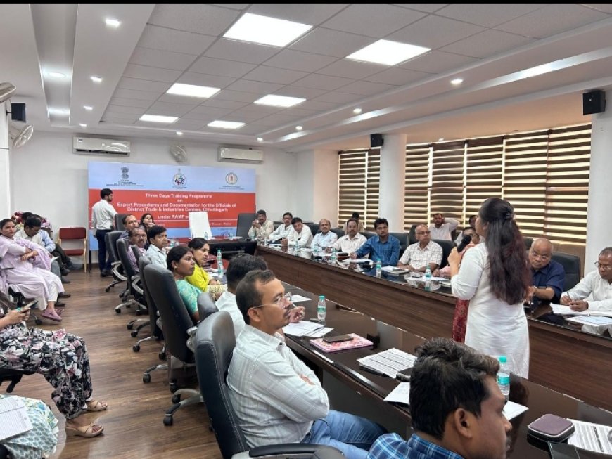 छत्तीसगढ़ में सूक्ष्म, लघु और मध्यम उद्यमों (MSME) को निर्यात में सहायता प्रदान करने हेतु जिला व्यापार एवं उद्योग केंद्रों के अधिकारियों को सशक्त बनाने के उद्देश्य से “निर्यात प्रक्रिया एवं प्रलेखन पर तीन दिवसीय प्रशिक्षण कार्यक्रम” का आयोजन रायपुर स्थित उद्योग भवन में किया जा रहा है।