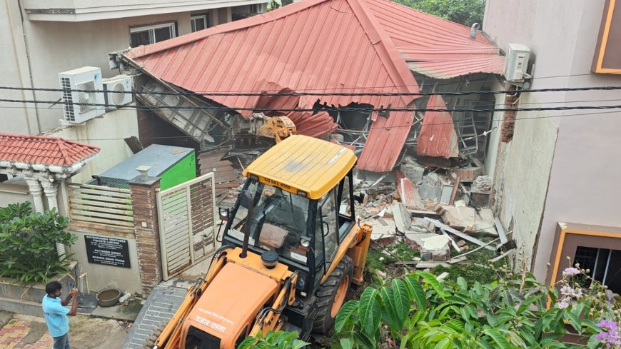 रायपुर ब्रेकिंग - सूदखोरी के सिंडिकेट पर बुलडोजर: तोमर बंधु फरार, अब करोड़ों की लूट का राज खुलेगा! 