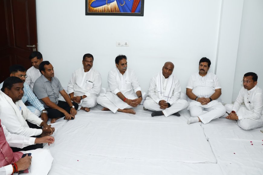 कैबिनेट मंत्री के भतीजे को श्रद्धांजलि देने फरसगुड़ा पहुंचे भाजपा नेता