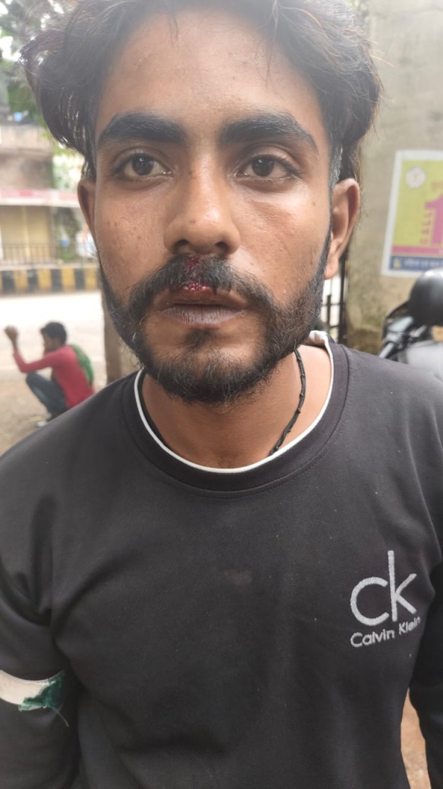 ऑटो चालक को पीटकर पलटा दिया ऑटो, खुद को बता रहे थे पुलिसकर्मी 