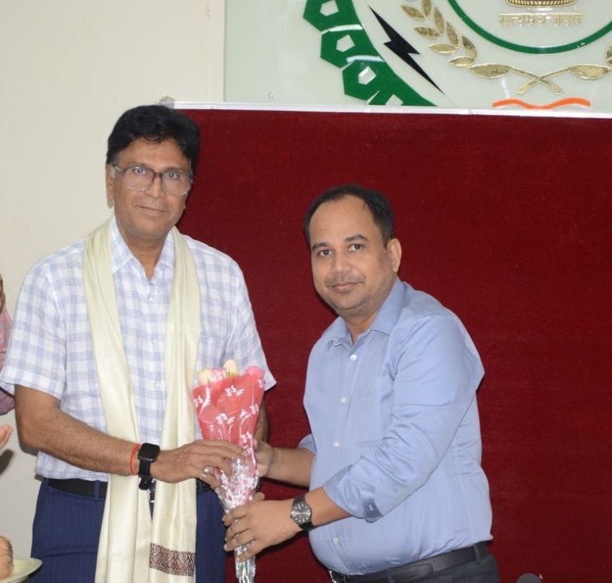 39 वर्षों की निष्ठापूर्ण सेवा के बाद सेवानिवृत्त हुए डॉ. शर्मा, कलेक्टर ने किया सम्मानित