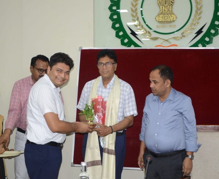 39 वर्षों की निष्ठापूर्ण सेवा के बाद सेवानिवृत्त हुए डॉ. शर्मा, कलेक्टर ने किया सम्मानित