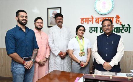 मुख्यमंत्री से पावरलिफ्टिंग चैंपियनशिप की स्वर्ण पदक विजेता ने की मुलाकात