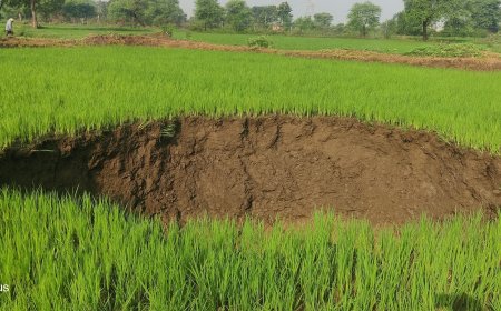 खेत में बन रहा रहस्यमयी गड्ढा, ग्रामीणों में दहशत