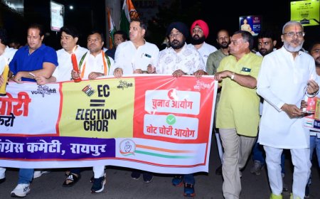 वोट चोरी के विरोध में कांग्रेस का "वोट चोर गद्दी छोड़" कैंडल मार्च