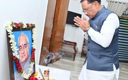 मुख्यमंत्री श्री साय ने श्री अटल बिहारी वाजपेयी की पुण्यतिथि पर उन्हें किया नमन