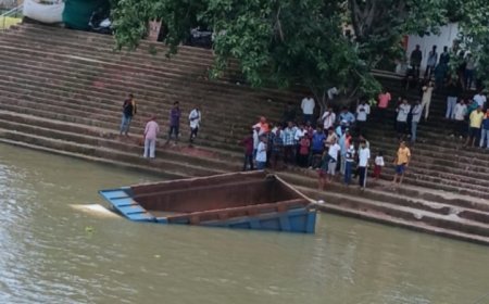 महादेव घाट ब्रिज से नदी में गिरी हाइवा 