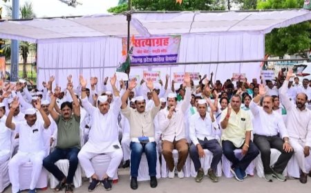 प्रदर्शन : राजीव गांधी चौक पर कांग्रेसियों ने किया प्रदर्शन 