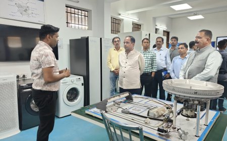 तकनीकों का अवलोकन - कलेक्टर ने आईटीआई का किया निरीक्षण, तकनीकी प्रशिक्षण को बताया आत्मनिर्भरता की नींव