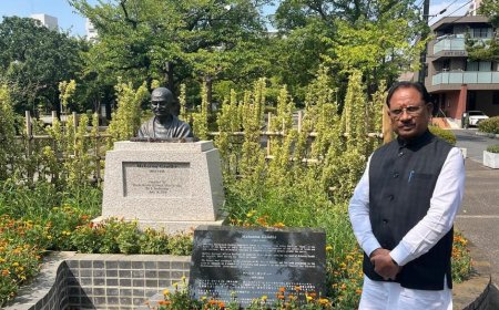 मुख्यमंत्री ने टोक्यो के ‘लिटिल इंडिया’ पहुँचकर महात्मा गांधी को  किया नमन