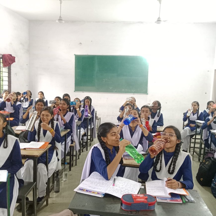 डिहाइड्रेशन से बचाव,  हर दूसरे घंटे बजती है घंटी, बच्चे पीते हैं  एक साथ पानी 