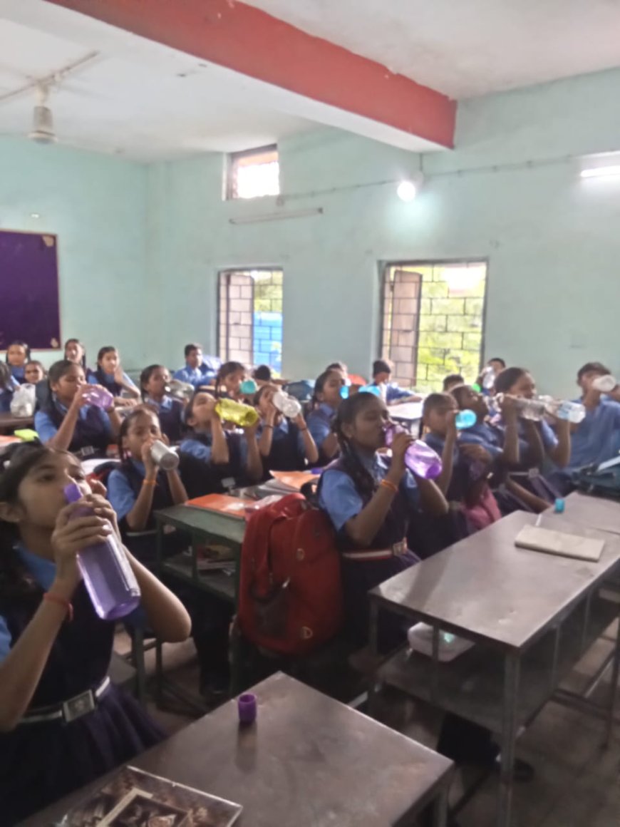 डिहाइड्रेशन से बचाव,  हर दूसरे घंटे बजती है घंटी, बच्चे पीते हैं  एक साथ पानी 