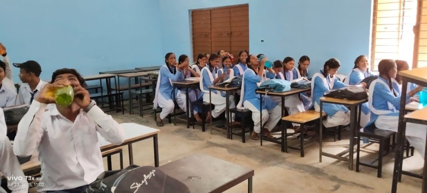 डिहाइड्रेशन से बचाव,  हर दूसरे घंटे बजती है घंटी, बच्चे पीते हैं  एक साथ पानी 