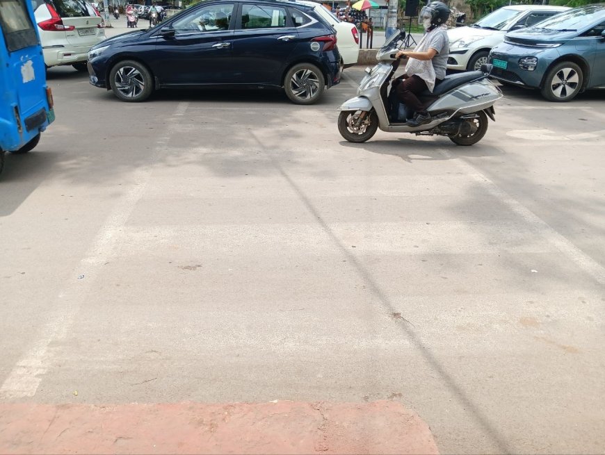 ज़ेब्रा क्रॉसिंग गायब, सड़कों पर 'रेड ज़ोन' में तब्दील हुए चौक-चौराहे  पैदल यात्रियों की जान पर बन आई