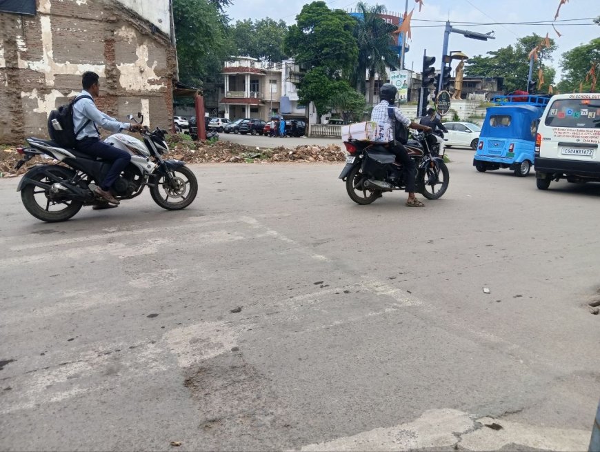 ज़ेब्रा क्रॉसिंग गायब, सड़कों पर 'रेड ज़ोन' में तब्दील हुए चौक-चौराहे  पैदल यात्रियों की जान पर बन आई