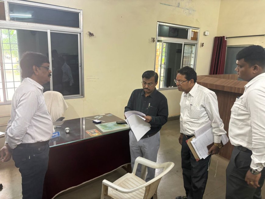 निरीक्षण संभागायुक्त कावरे ने  किया औचक निरीक्षण अनुपस्थिति रहने पर 16 कर्मचारियों को नोटिस, कार्य में लापरवाही 1 को किया निलंबित 