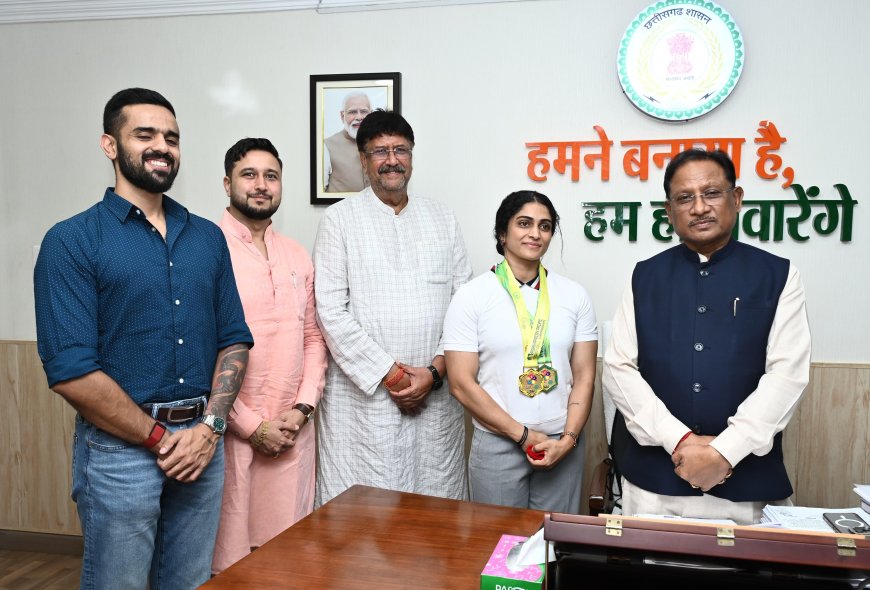 मुख्यमंत्री से पावरलिफ्टिंग चैंपियनशिप की स्वर्ण पदक विजेता ने की मुलाकात