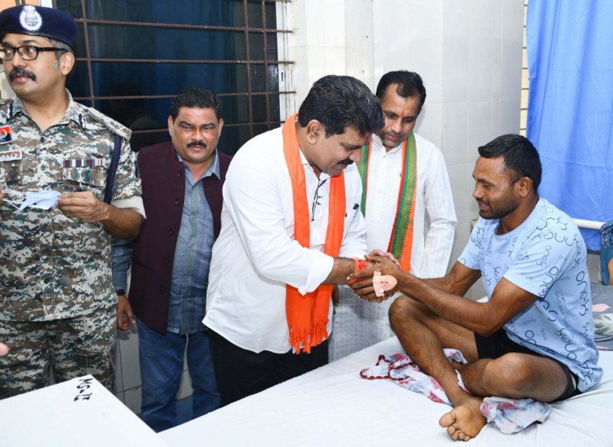 आईडी ब्लास्ट में घायल ग्रामीण और भालू के हमले में घायल जवान से मिले उप मुख्यमंत्री 