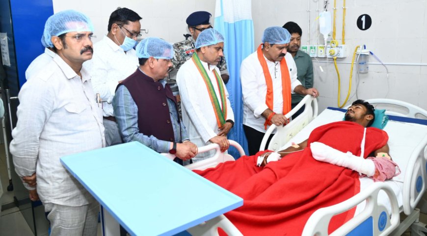 आईडी ब्लास्ट में घायल ग्रामीण और भालू के हमले में घायल जवान से मिले उप मुख्यमंत्री 