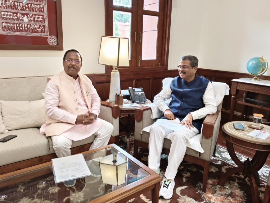 सौजन्य मुलाकात   जनजातीय बाहुल्य क्षेत्र रामानुजगंज में जल्द खुलेगा केंद्रीय विद्यालय  मंत्री नेताम के विद्यालय प्रस्ताव पर केंद्रीय मंत्री ने दिया आश्वसन