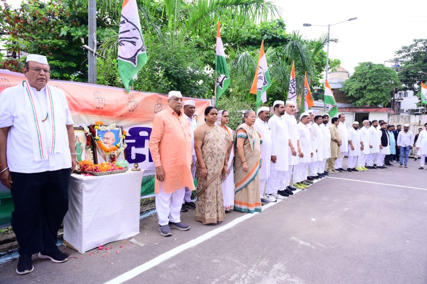 पीसीसी अध्यक्ष दीपक बैज ने राजीव भवन में ध्वजारोहण किया