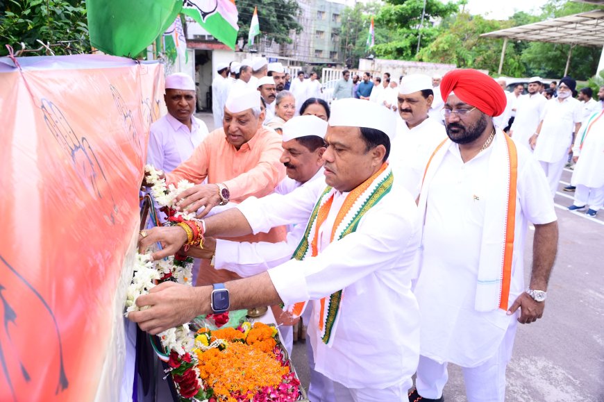 पीसीसी अध्यक्ष दीपक बैज ने राजीव भवन में ध्वजारोहण किया