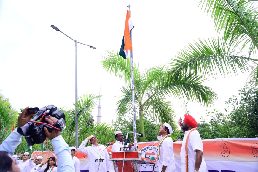 पीसीसी अध्यक्ष दीपक बैज ने राजीव भवन में ध्वजारोहण किया