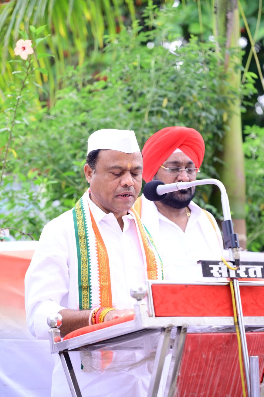 पीसीसी अध्यक्ष दीपक बैज ने राजीव भवन में ध्वजारोहण किया