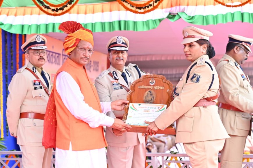 स्वतंत्रता दिवस समारोह: मुख्यमंत्री ने 35 पुलिस अधिकारियों एवं जवानों को पुलिस पदकों से किया सम्मानित