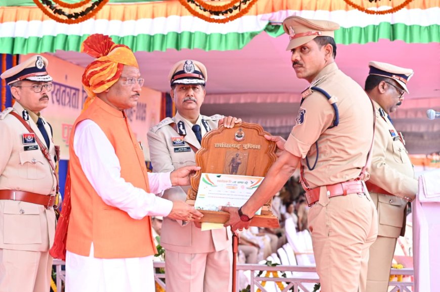 स्वतंत्रता दिवस समारोह: मुख्यमंत्री ने 35 पुलिस अधिकारियों एवं जवानों को पुलिस पदकों से किया सम्मानित