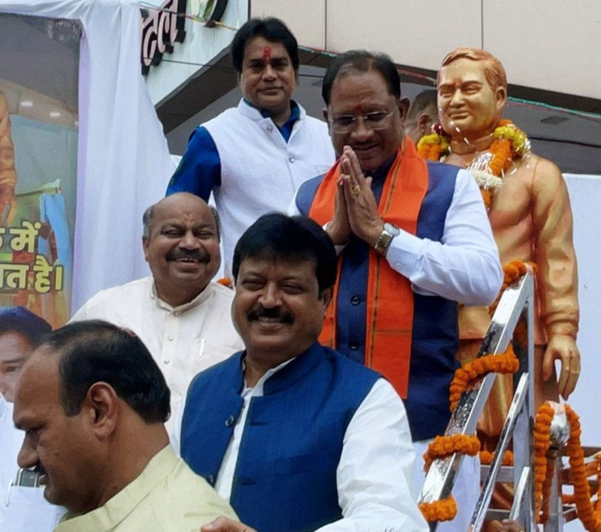 अटल चौक पहुंचे मुख्यमंत्री, अटल जी की प्रतिमा पर माल्यार्पण कर किया नमन