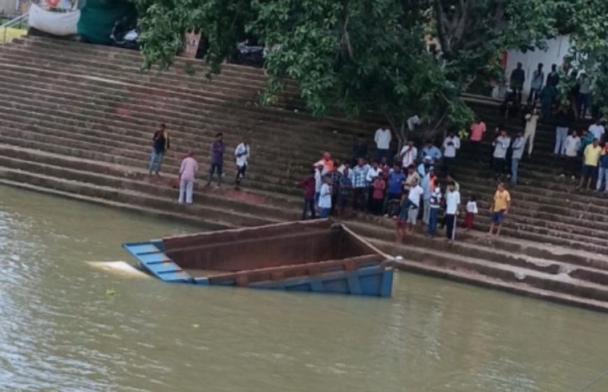 महादेव घाट ब्रिज से नदी में गिरी हाइवा 