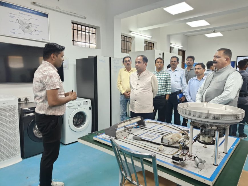 तकनीकों का अवलोकन - कलेक्टर ने आईटीआई का किया निरीक्षण, तकनीकी प्रशिक्षण को बताया आत्मनिर्भरता की नींव