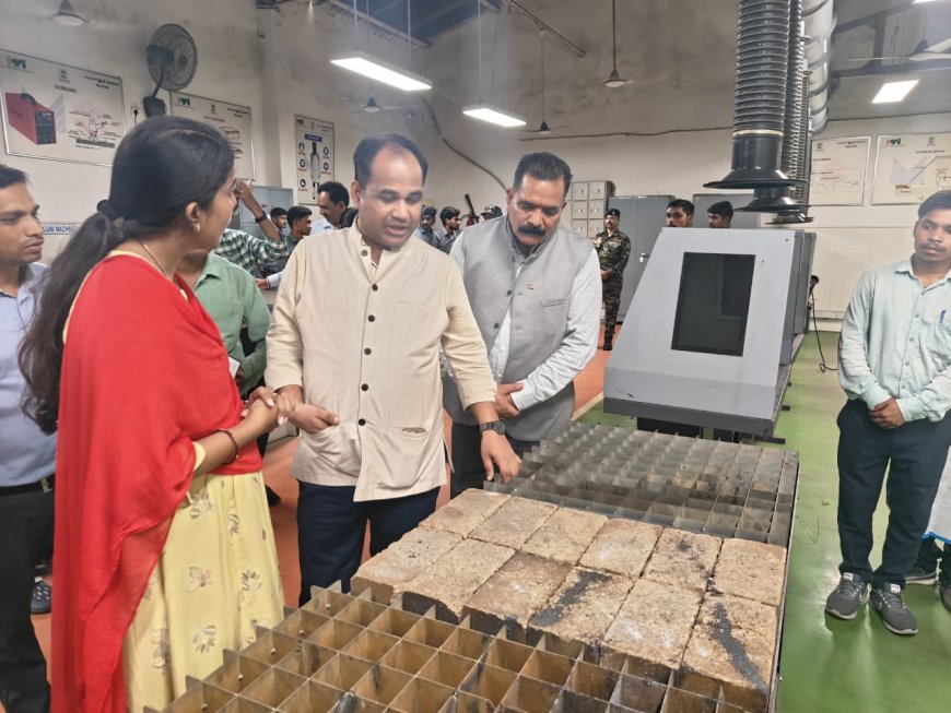 तकनीकों का अवलोकन - कलेक्टर ने आईटीआई का किया निरीक्षण, तकनीकी प्रशिक्षण को बताया आत्मनिर्भरता की नींव