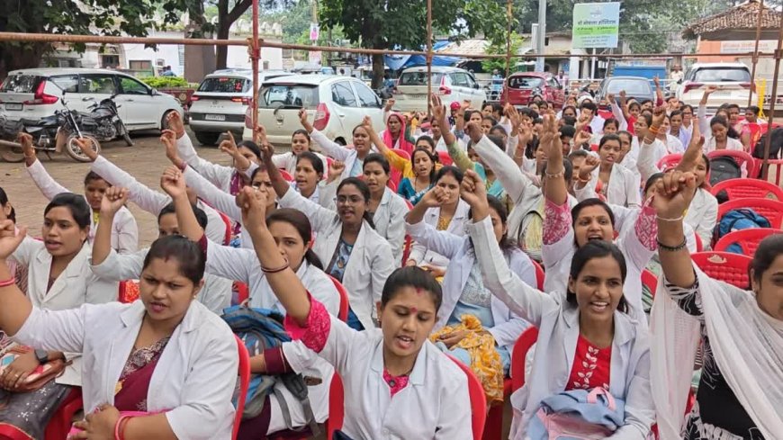 स्वास्थ्यकर्मियों का प्रदर्शन 