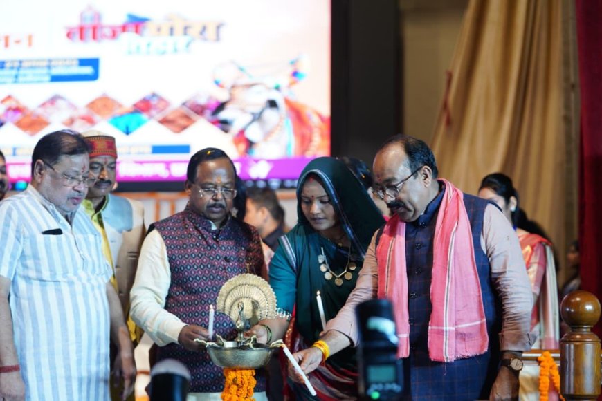 महिला सम्मेलन : तीजा-पोरा के पारंपरिक रंग में सराबोर हुई राजधानी