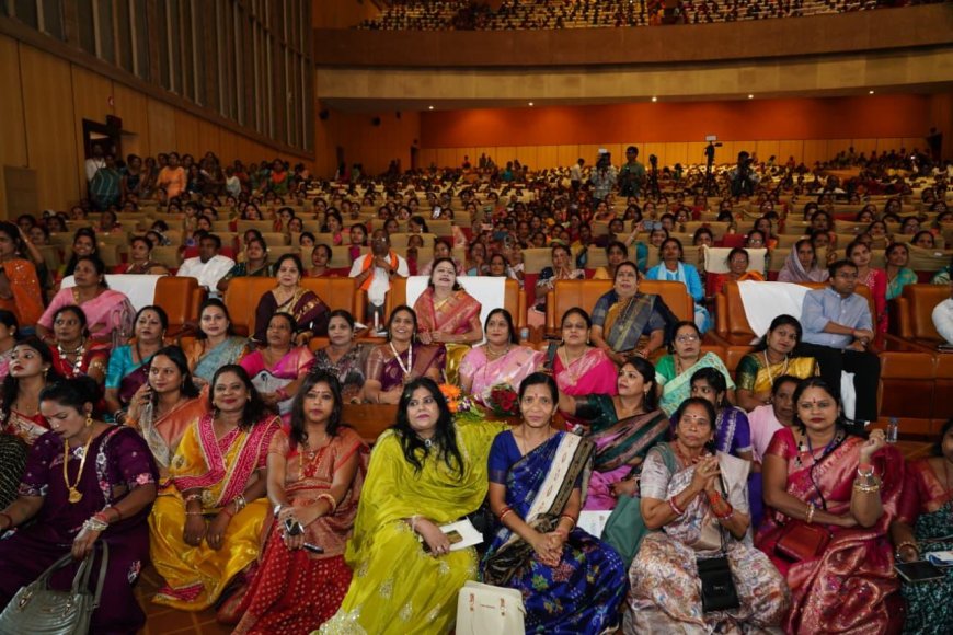 महिला सम्मेलन : तीजा-पोरा के पारंपरिक रंग में सराबोर हुई राजधानी