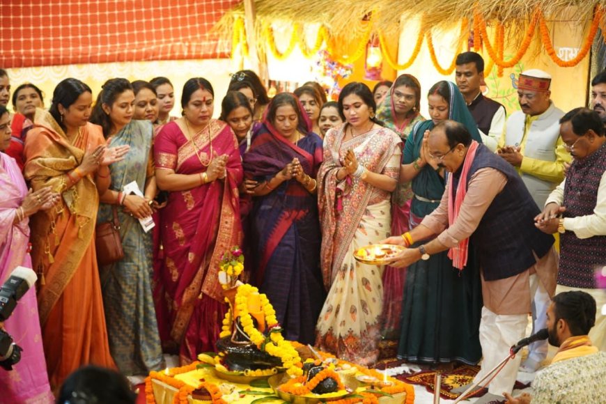 महिला सम्मेलन : तीजा-पोरा के पारंपरिक रंग में सराबोर हुई राजधानी