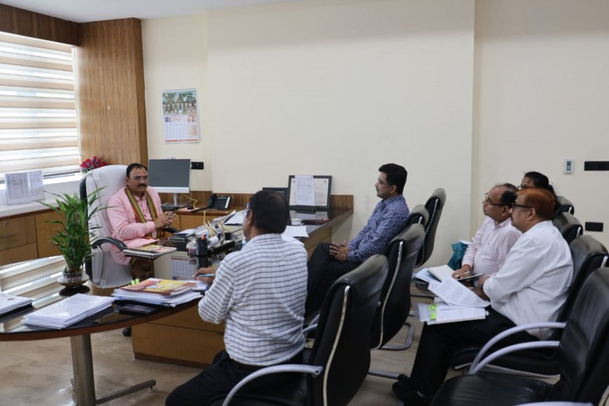 बैठक लेकर मंत्री जायसवाल ने ली योजनाओं की जानकारी
