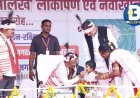 मुख्यमंत्री का वात्सल्यपूर्ण व्यवहार : नन्ही बच्ची को खिलाया महुआ लड्डू