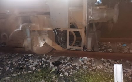 बेलगहना स्टेशन पर डीजल इंजन पटरी से उतरा,10 ट्रेनें फंसीं    