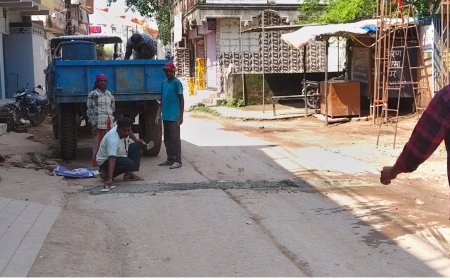 व्यवस्था से नाराज नागरिक अब ख़ुद बनवा रहे सड़क 