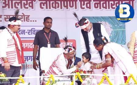 मुख्यमंत्री का वात्सल्यपूर्ण व्यवहार : नन्ही बच्ची को खिलाया महुआ लड्डू