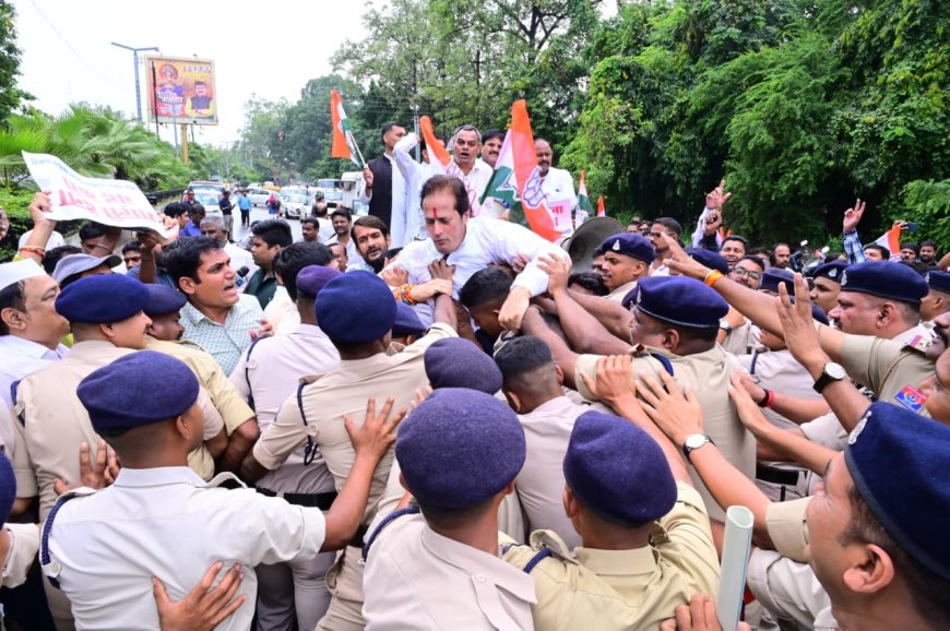 मंत्री कश्यप के निवास का घेराव करने जा रहे कांग्रेस कार्यकर्ताओं को पुलिस ने रोका