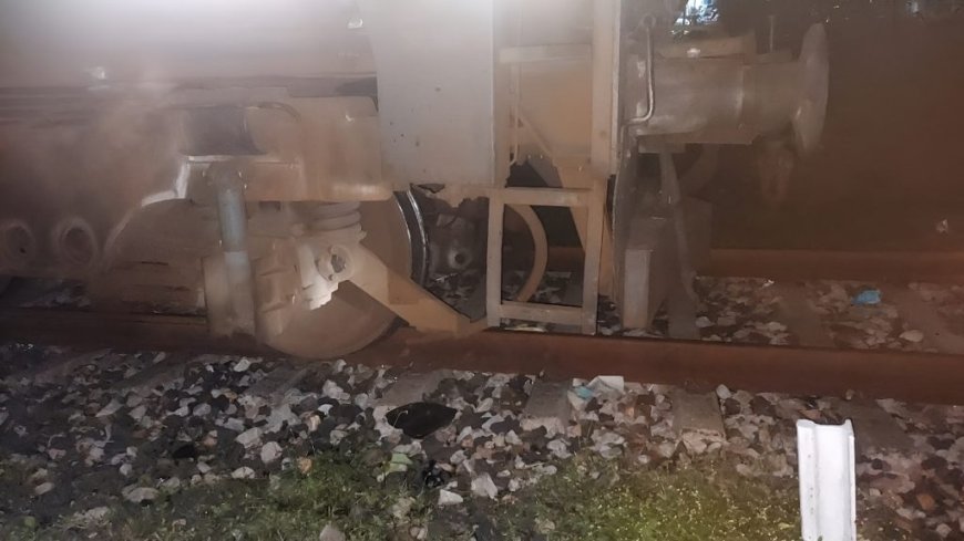 बेलगहना स्टेशन पर डीजल इंजन पटरी से उतरा,10 ट्रेनें फंसीं    