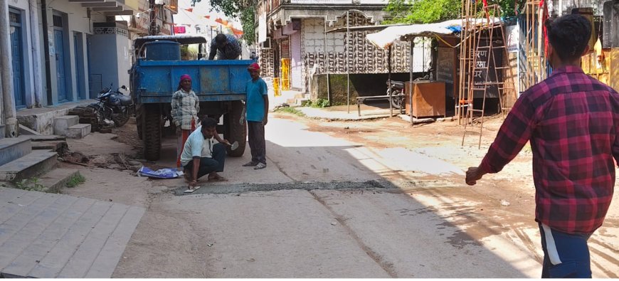 व्यवस्था से नाराज नागरिक अब ख़ुद बनवा रहे सड़क 