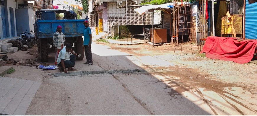 व्यवस्था से नाराज नागरिक अब ख़ुद बनवा रहे सड़क 