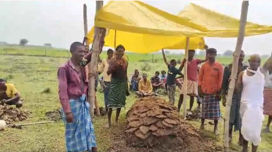 छत्तीसगढ़: कवर्धा के गांव में खुली विकास की पोल, शेड नहीं होने से बारिश में तिरपाल के नीचे हुआ अंतिम संस्कार.